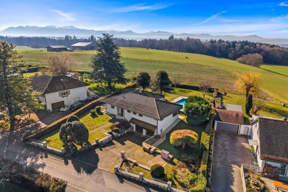 Maison individuelle de plain-pied avec piscine et fort potentiel d'aménagement