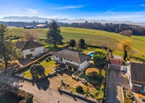 Maison individuelle de plain-pied avec piscine et fort potentiel d'aménagement