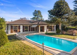 Maison individuelle de plain-pied avec piscine et fort potentiel d'aménagement