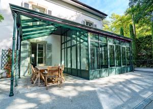 Sublime maison de ville dans un écrin de verdure