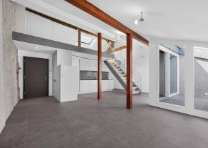 Duplex avec cachet et mezzanine 
