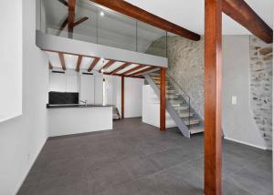 Magnifique duplex avec mezzanine et poutres apparentes