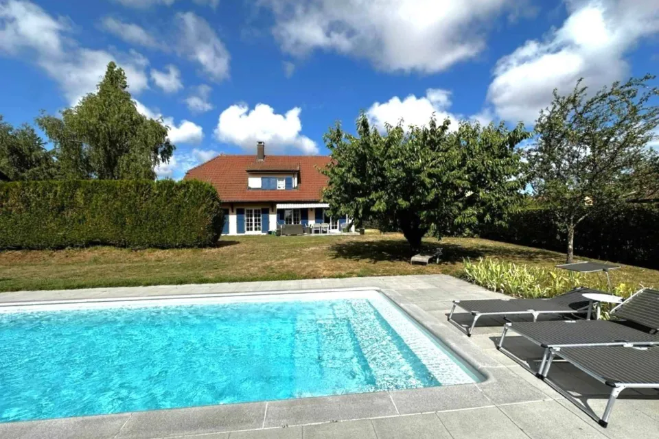 Maison individuelle de 7.5 pièces               Beau jardin avec piscine
