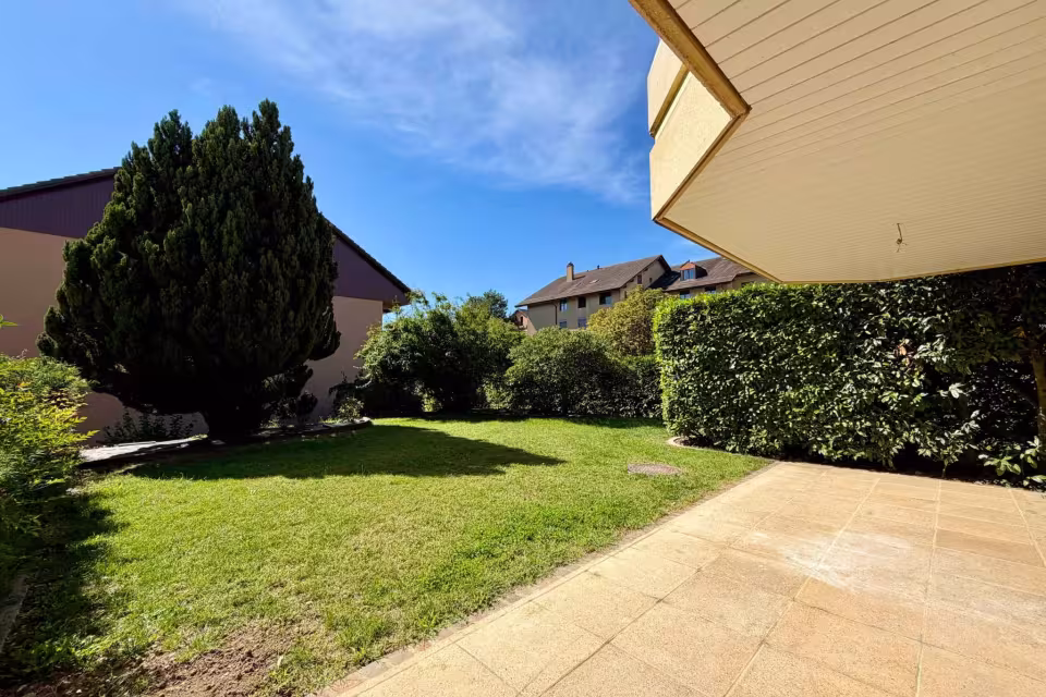 Spacieux appartement rénové de 5,5 pièces avec jardin