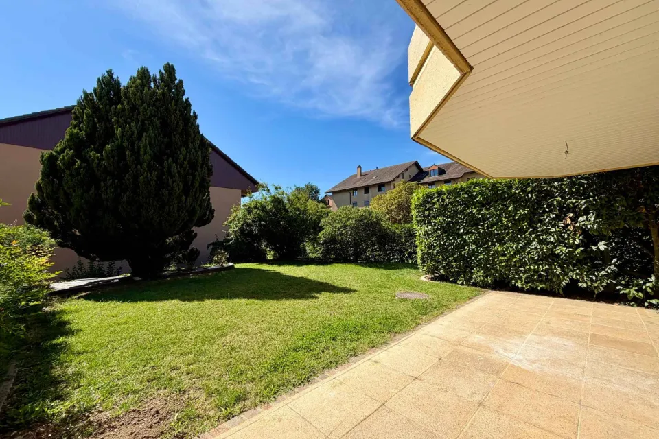 Spacieux appartement rénové de 5,5 pièces avec jardin