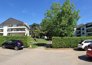 Parking extérieur proche de la gare de Gland