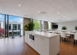Grande surface de bureaux moderne et modulable