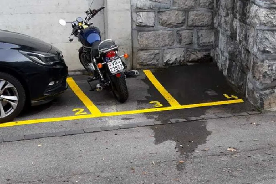Place de parc moto extérieure au centre de Lausanne