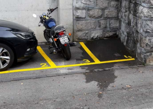 Place de parc moto extérieure au centre de Lausanne