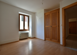 Appartement de 3 pièces au 1er étage d'un immeuble de village