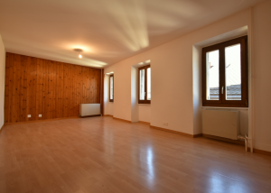 Appartement de 3 pièces au 1er étage d'un immeuble de village