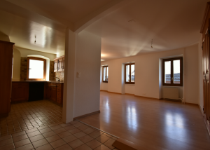 Appartement de 3 pièces au 1er étage d'un immeuble de village