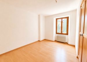 Appartement de 3 pièces au 1er étage d'un immeuble de village