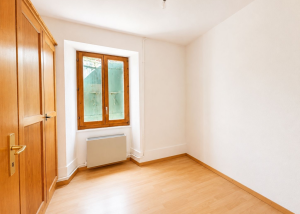 Appartement de 3 pièces au 1er étage d'un immeuble de village